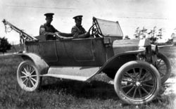 Queen's wireless telegraph in automobile at Barriefield War Camp, 1916 (National Archives of Canada, PA110442)